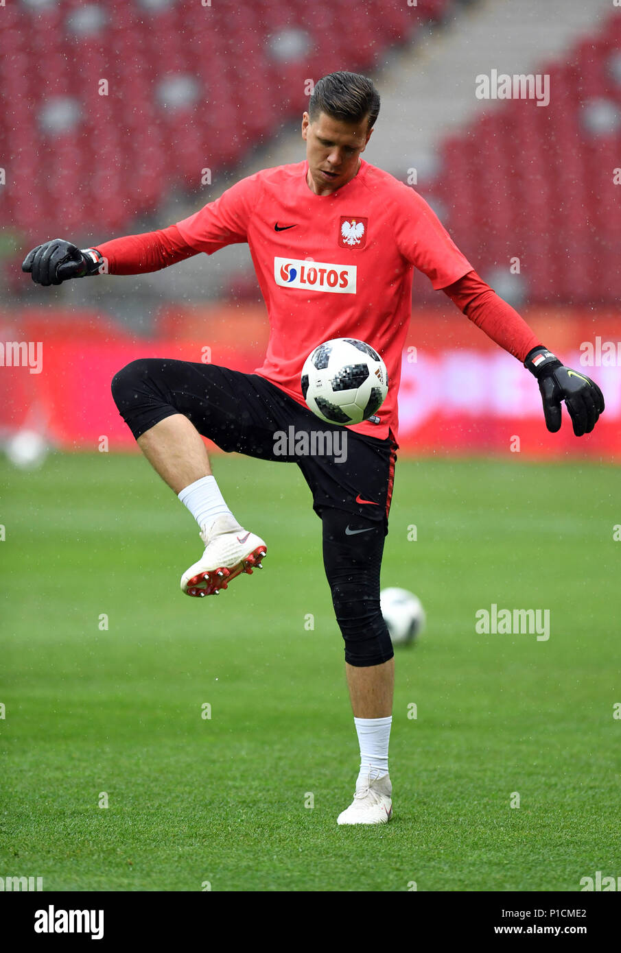 Warschau, Polen. 11 Juni, 2018. Polen Wojciech Szczesny besucht eine Schulung vor der Russland Wm 2018, in Warschau, Polen, am 11. Juni 2018. Credit: Maciej Gillert/Xinhua/Alamy leben Nachrichten Stockfoto