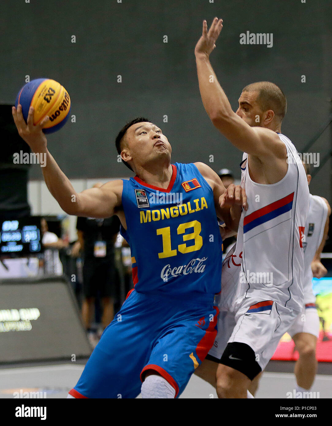 Bulacan, Philippinen. 12 Juni, 2018. Delgernyam Davaasambuu der Mongolei (L) konkurriert im Viertelfinale der Männer Match zwischen Serbien und der Mongolei in der FIBA 3x3 Wm in der Provinz Bulacan, die Philippinen, 12. Juni 2018. Serbien gewann 21-8. Credit: rouelle Umali/Xinhua/Alamy leben Nachrichten Stockfoto