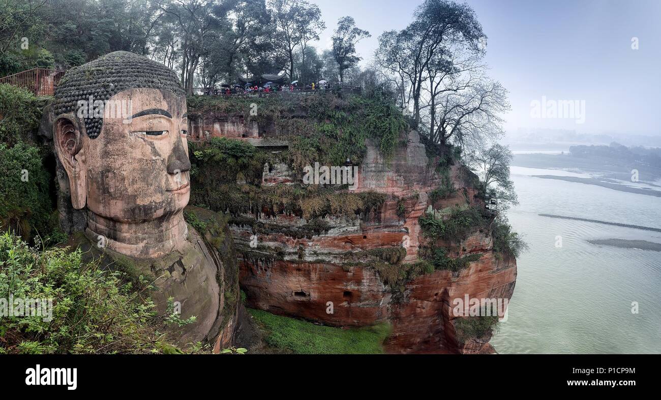 Sichuan, Sichuan, China. 12 Juni, 2018. Sichuan, China - Leshan Giant Buddha ist die Hauptattraktion in Leshan Giant Buddha Scenic Area, die als Weltkulturerbe durch die UNESCO im Jahr 1996 aufgeführt wurde zusammen mit dem Berg Emei. Bei der gemeinsamen Der Minjiang Fluss Dadu River und Qingyi River im Südwesten Chinas Provinz Sichuan, Leshan Giant Buddha sitzt nach Leshan Stadt über den Fluss und es ist die größte Klippe felsenschnitzen Maitreya Buddha Statue in der Welt. Credit: SIPA Asien/ZUMA Draht/Alamy leben Nachrichten Stockfoto