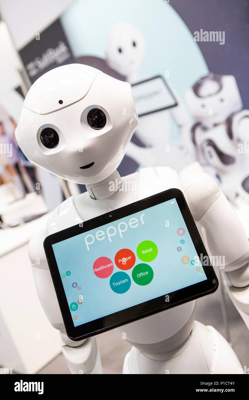 Hannover, Deutschland. 11 Juni, 2018. CEBIT 2018, international computer Expo und der Europa-Festival für Innovation und Digitalisierung: Pfeffer, interaktiven humanoiden Roboter, Begleiter und persönlichen Roboter, die vom Unternehmen SoftBank Robotics. Credit: Christian Lademann/Alamy leben Nachrichten Stockfoto