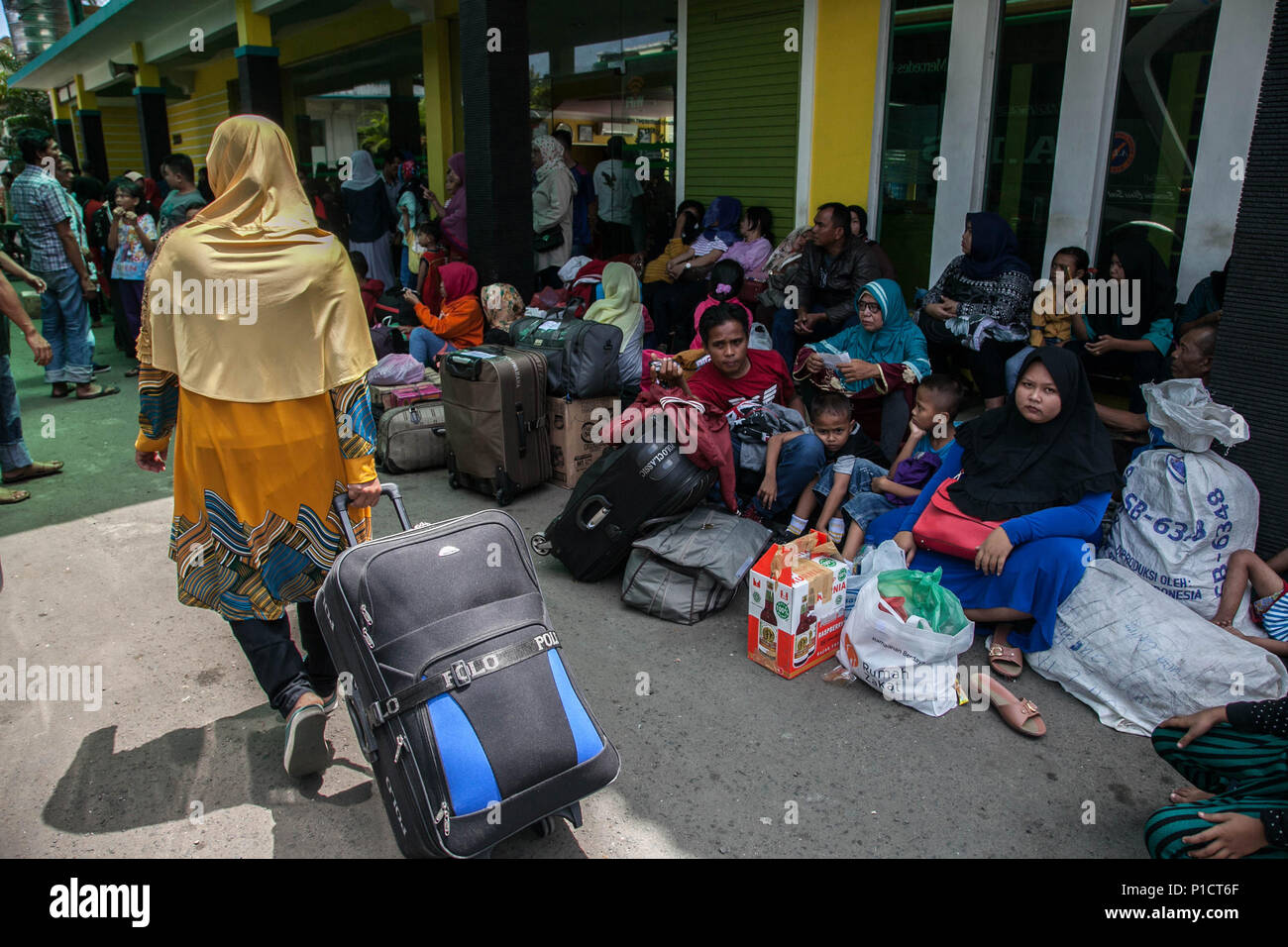 Juni 13, 2018 - Medan, Nordsumatra, Indonesien - Eine indonesische Jugend trägt seine Sachen am Bahnhof Bus in Medan, Juni 11, 2018, Indonesien. Der Massenexodus aus der Hauptstadt und anderen wichtigen Städten im bevölkerungsreichsten muslimischen Land der Welt ist im Gange, wie Millionen sind auf den Weg nach Hause in ihre Dörfer, ebenso wie das Eid al-Adha Urlaub am 15. Juni zu feiern. Das Holiday markiert das Ende des heiligen Fastenmonats Ramadan. (Bild: © Ivan Damanik über ZUMA Draht) Stockfoto