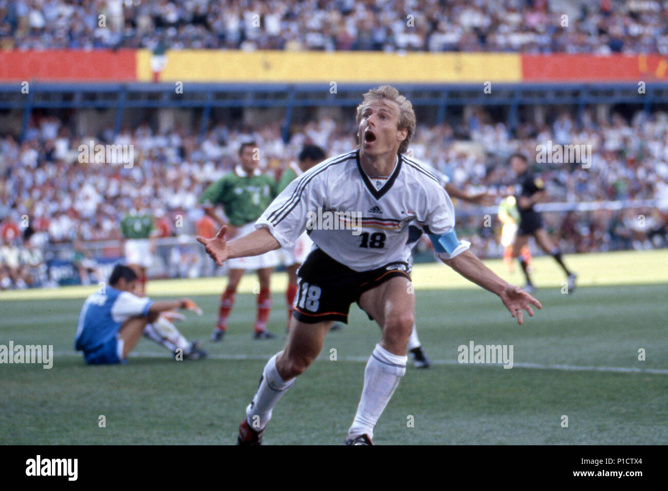 Juergen Klinsmann, im Trikot der deutschen Fußballnationalmannschaft,  feiert nach seinem Ziel, 1:1, goaljubel, runde 16 Deutschland (GER) -  Mexiko (MEX) 2:1 (0:0, bei der Fußball-Weltmeisterschaft 1998 in Frankreich  | Verwendung weltweit ...