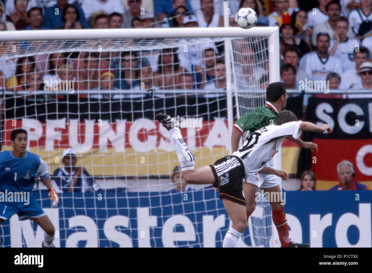 Oliver Bierhoff, rechts, GER, schoss das Tor zum 1:1, Action, runde 16 Deutschland (GER) - Mexiko (MEX) 2:1 (0:0, bei der Fußball-Weltmeisterschaft 1998 in Frankreich | Verwendung weltweit Stockfoto