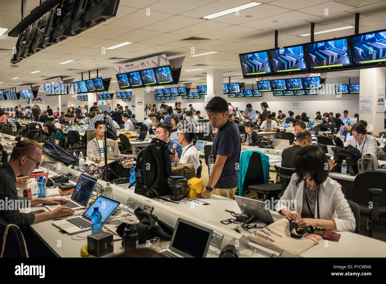 Innerhalb der Singapur Media Center während der Demokratischen Volksrepublik Korea-USA-Gipfel. Die Nordkoreanische "DVRK" Führer Kim Jong Un und US-Präsident Donald Trump veranstaltete ein Gipfel in Singapur, die beide Parteien zum Ausdruck, dass das Treffen war erfolgreich und konstruktiv. Stockfoto