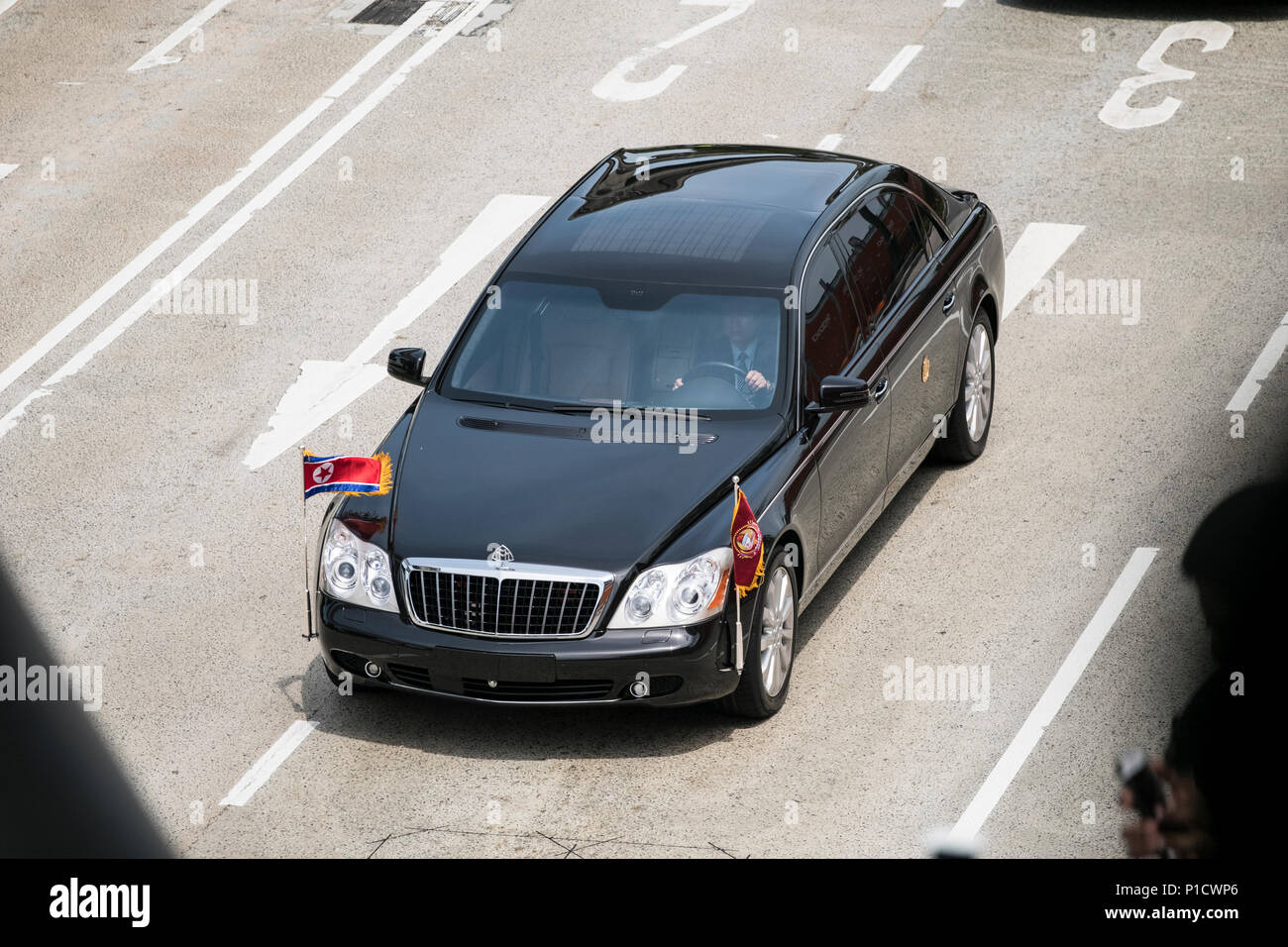 Kim Jung-Un die Wagen verlassen die Insel Sentosa, die nach Abschluss der DRPK-USA Singapur Gipfel mit Präsident Donald Trump. Die Nordkoreanische "DVRK" Führer Kim Jong Un und US-Präsident Donald Trump veranstaltete ein Gipfel in Singapur, die beide Parteien zum Ausdruck, dass das Treffen war erfolgreich und konstruktiv. Stockfoto