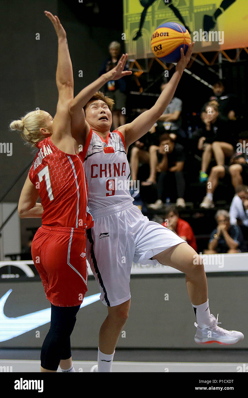 Bulacan, Philippinen. 12 Juni, 2018. Jiang Jiayin von China (R) geht an den Korb im Viertelfinale der Frauen Match gegen Ungarn in der FIBA 3x3 Wm in der Provinz Bulacan, die Philippinen, 12. Juni 2018. China gewann 17-14. Credit: rouelle Umali/Xinhua/Alamy leben Nachrichten Stockfoto