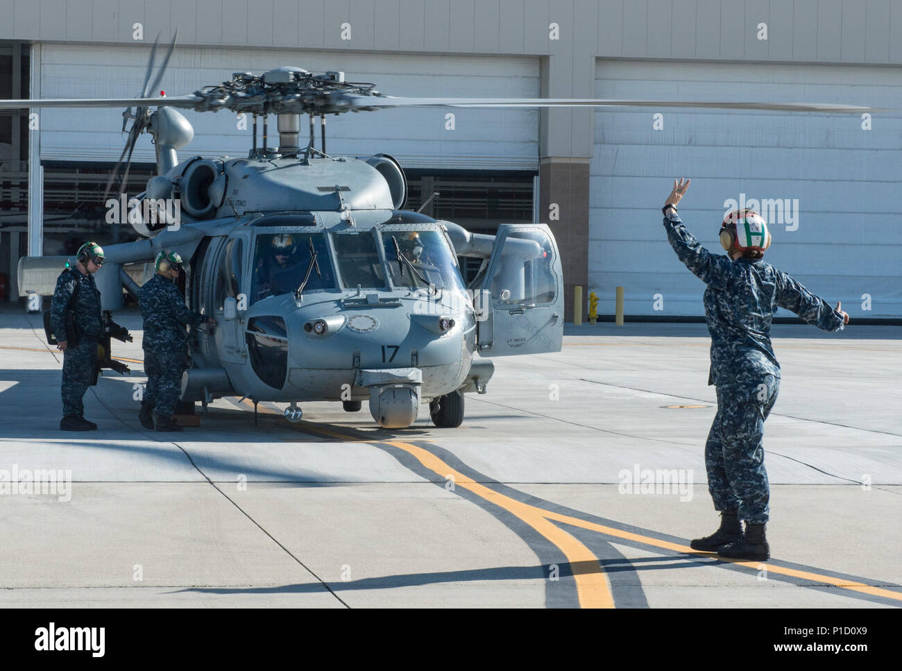 Eine Flugzeugbesatzung zu Hubschrauber Meer Combat Squadron (HSC) 14 zugeordnet vorbereiten in einem MH-60S Seahawk von Naval Air Station North Island, Kalifornien, Oktober 13, 2016, zu den ersten jährlichen Phoenix Fire Übung 2016 zu beteiligen. Phoenix Fire ist ein Hubschrauber Sea Combat Wing Pacific Übung für gemeinsame und die Streitkräfte der Koalition, die dazu bestimmt sind, High Fidelity anti-Oberfläche warfare Training, um die Erfahrung und die Letalität von HSC-Piloten zu erhöhen. (U.S. Marine bekämpfen Kamera Foto von Petty Officer 1st Class Charles E. Weiß) Stockfoto