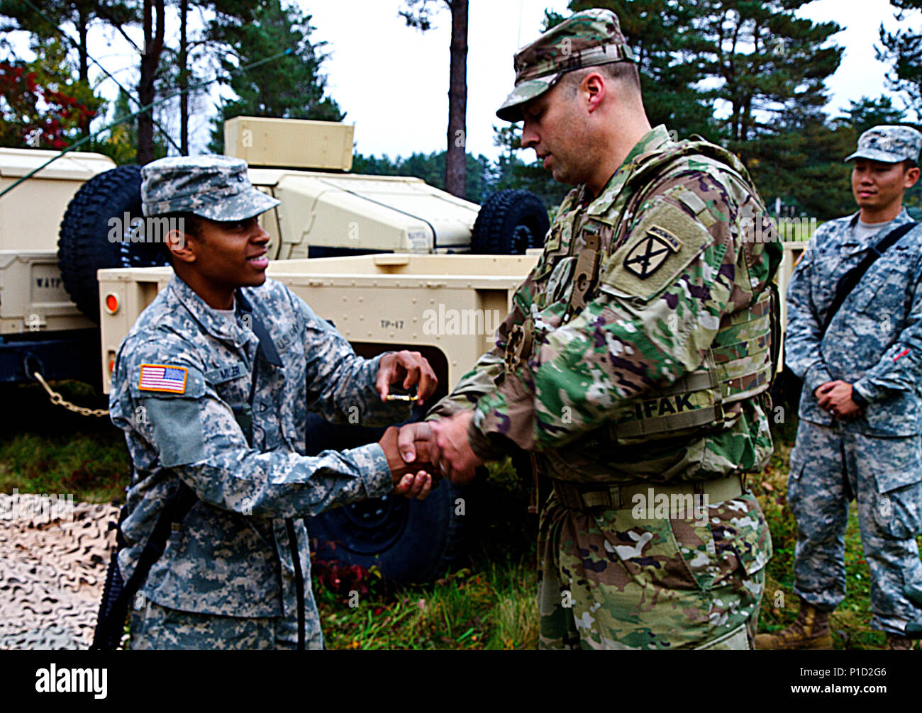 Oberst Clair Gill Auszeichnungen Pfc. Vanderbilt Miller, ein Signal support systems Specialist mit 2-10 Assault Helicopter Bataillon, mit einer Herausforderung Münze während der jährlichen Gipfel Übung in Rom, New York, am 17. Oktober. Vanderbilt war von unschätzbarem Wert bei der Einrichtung der Kommunikation seines Bataillons schnell. (U.S. Armee Foto von SPC. Thomas Scaggs) Foto 7/8, Licht und Farbe in Photoshop 161017-A-TZ 475-089 ausgeglichen Stockfoto