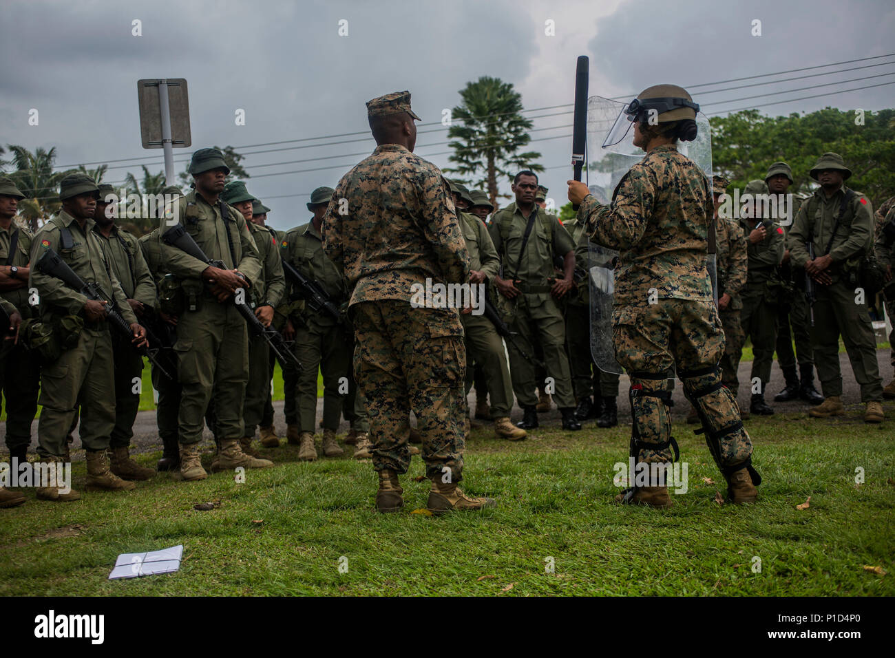 Us Marine Cpl Woodrow Jackson Ein Militar Polizei Marine Mit Strafverfolgungsbehorden Loslosung Und Cpl Melissa Leon Eine Landung Support Specialist Mit Konzernzentrale Task Force Koa Moana 16 4 Die Verwendung Von Kampfausrustung Zeigen Die