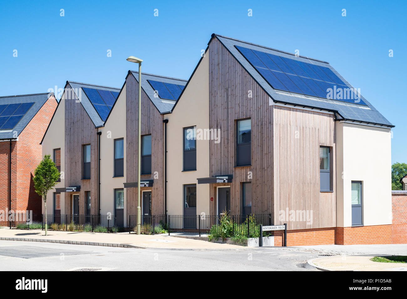 Moderne, nachhaltige Lebensweise. Elmsbrook Eco Stadthäuser in Nord-West Bicester, Oxfordshire, England Stockfoto
