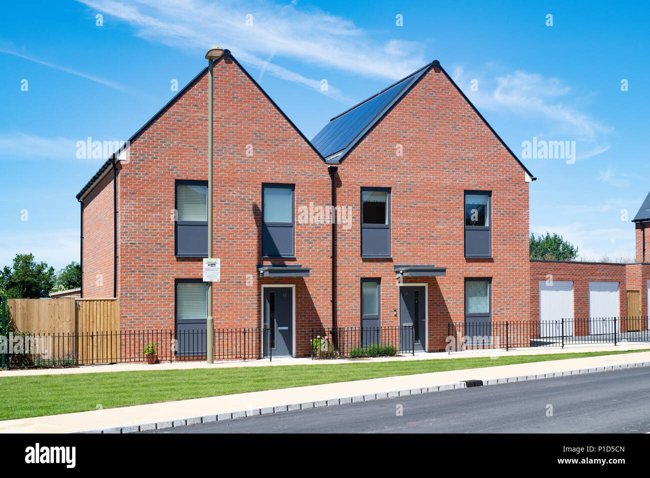 Moderne, nachhaltige Lebensweise. Elmsbrook Eco Stadthäuser in Nord-West Bicester, Oxfordshire, England Stockfoto