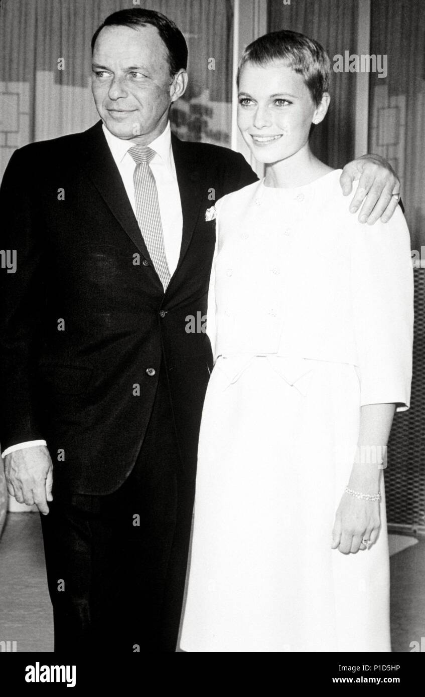 Stars: Mia Farrow; Frank Sinatra Stockfotografie - Alamy