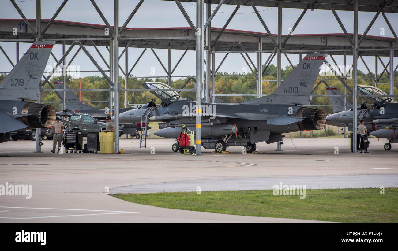 Us Air National Guard F-16, 138 Fighter Wing, Tulsa, OK, sind für Morgen sorties, Okt. 19, 2016 vorbereitet. (U.S. Air National Guard Foto von Tech. Sgt. Zeichnete A. Egnoske) Stockfoto