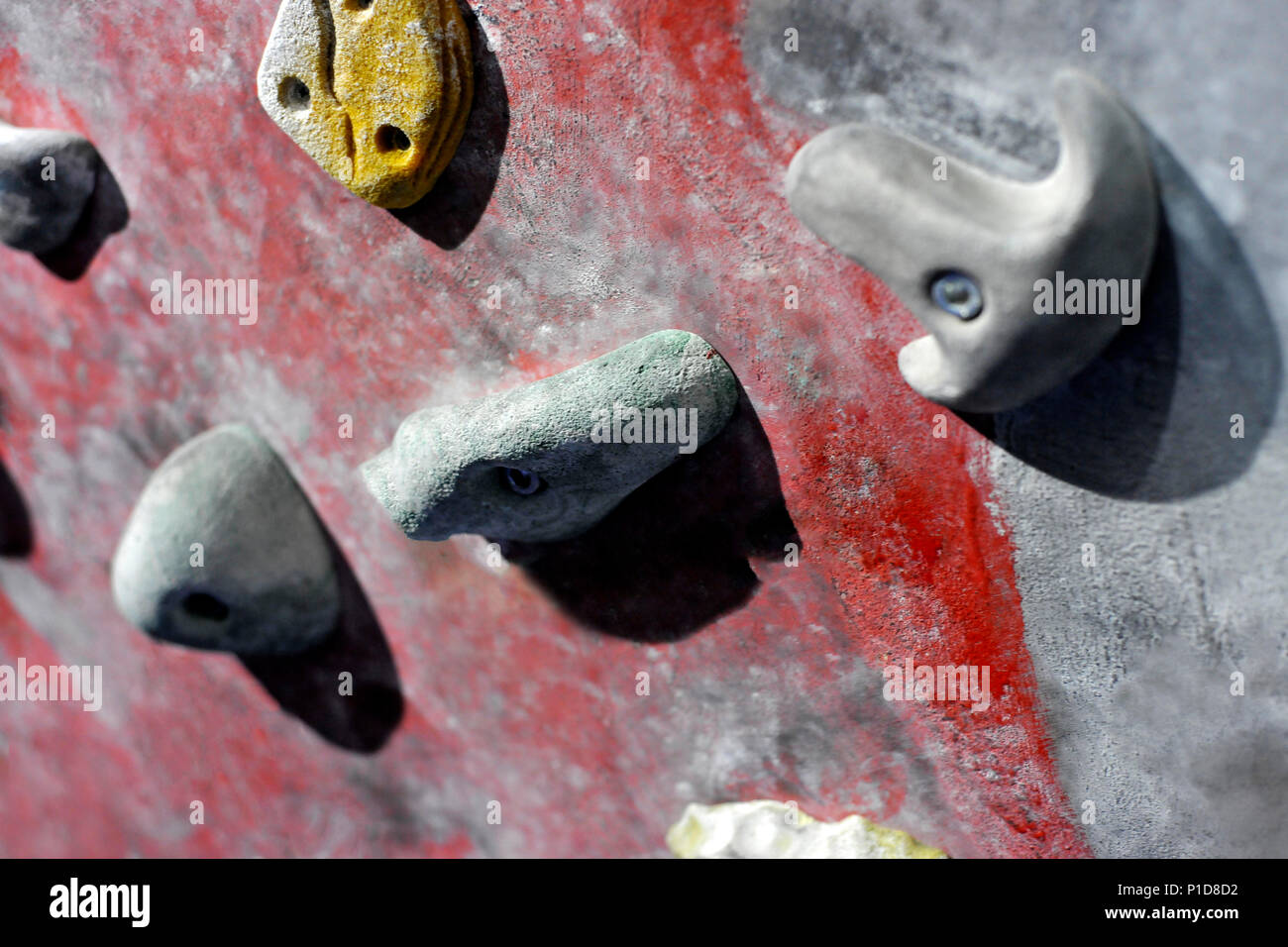 Graue Wand mit Klettern hält in der Turnhalle Stockfoto