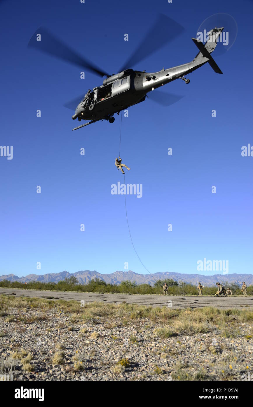 Eine pararescueman Für die 48 Rescue Squadron aus HH-60G Pave Hawk während alternative Einsetzen/Ausziehen Ausbildung in Davis-Monthan Air Force Base, Ariz., Okt. 18, 2016 rappels zugeordnet. Die vier Methoden, die während der AIE verwendet werden können, sind schnell - Seil, Strickleiter, Abseilen und einem Hebezeug befestigen. (U.S. Air Force Foto von Betty R. Chevalier) Stockfoto