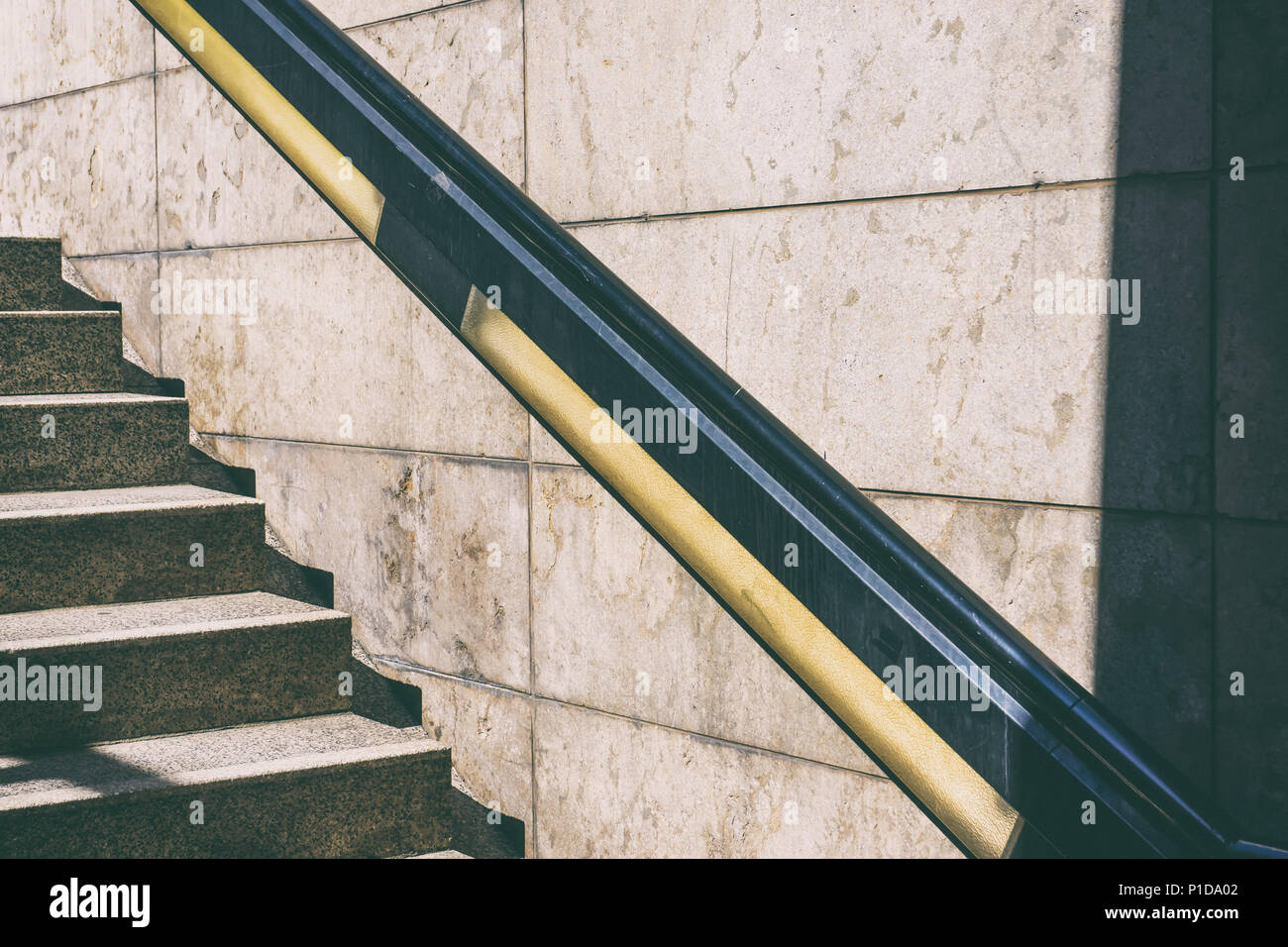 Nahaufnahme der Treppe und Geländer aus Sybway Station Stockfoto