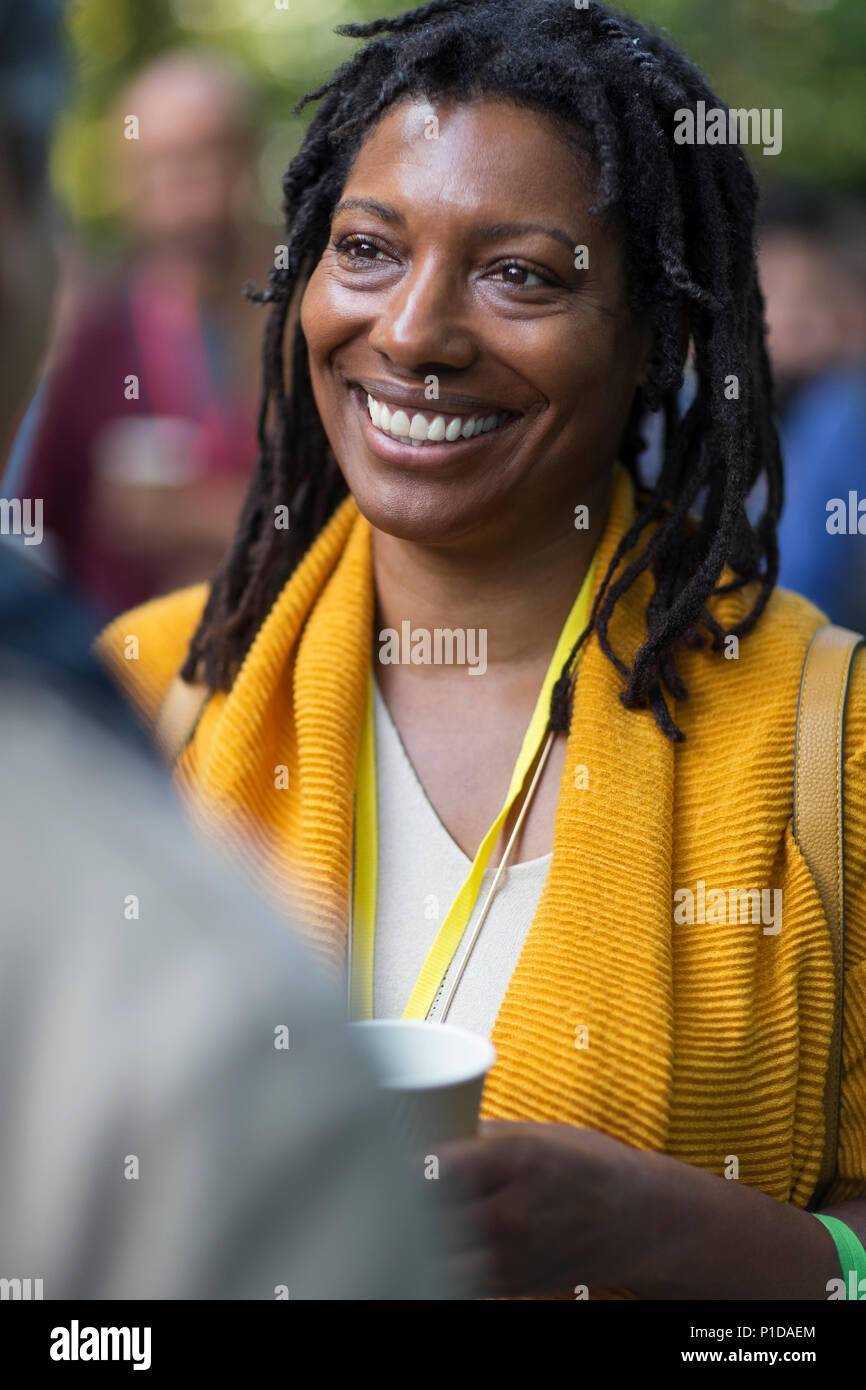 Lächelnd Geschäftsfrau im Gespräch mit Kollegen an der Konferenz Stockfoto