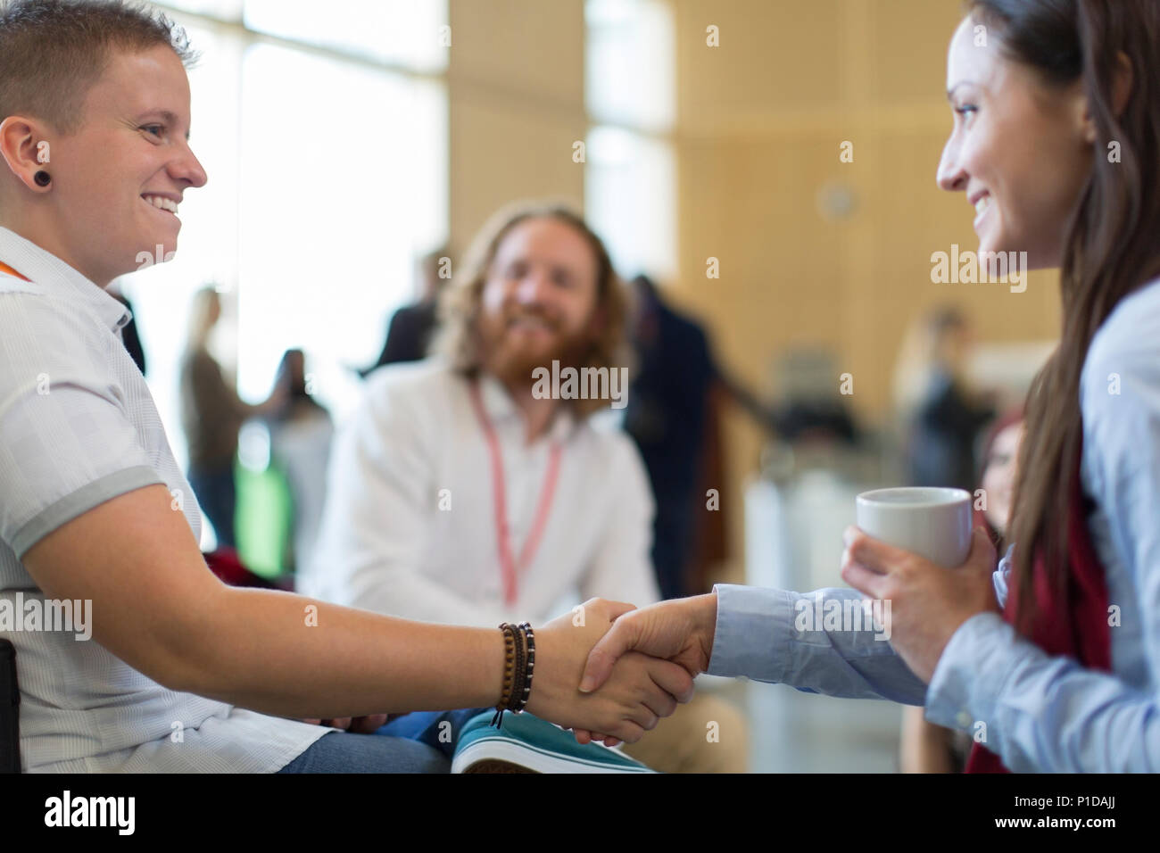 Geschäftsfrauen die Hände schütteln bei der Konferenz Stockfoto