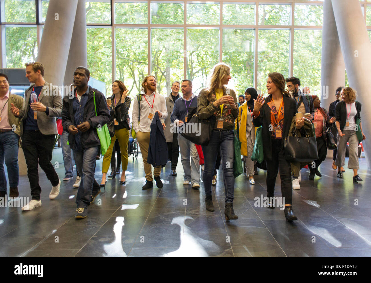 Geschäft Leute ankommen in Konferenz, Wandern in der Lobby Stockfoto