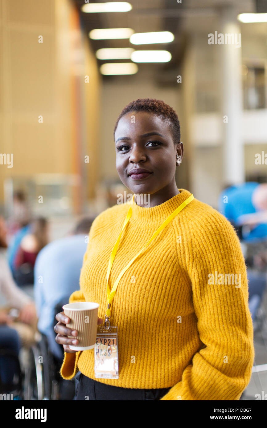 Portrait zuversichtlich Geschäftsfrau Kaffee trinken bei der Konferenz Stockfoto