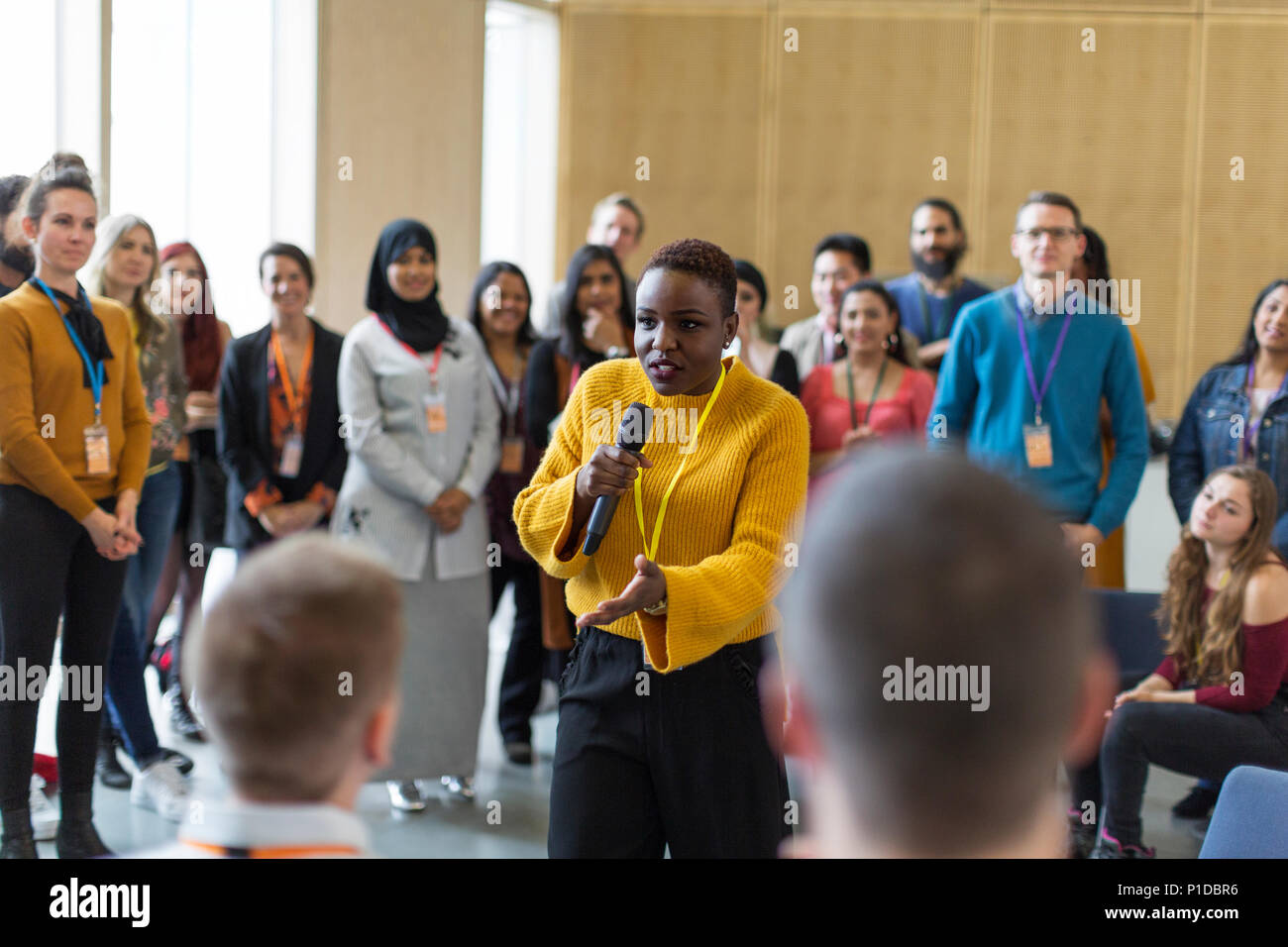 Konferenz Publikum Lautsprecher mit Mikrofon zu Geschäftsfrau Stockfoto