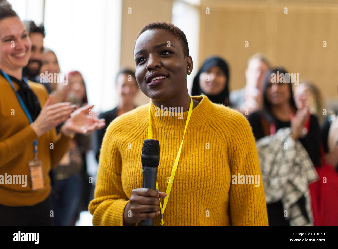Lächelnd Geschäftsfrau Lautsprecher mit Mikrofon bei der Konferenz Stockfoto