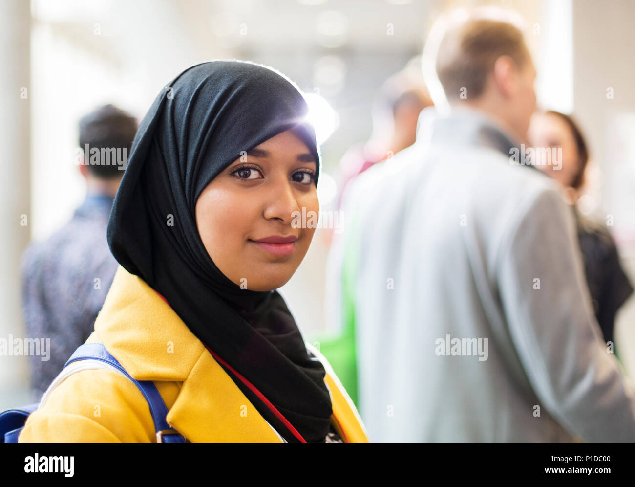 Porträt Lächeln, selbstbewussten Geschäftsfrau hijab tragen Stockfoto