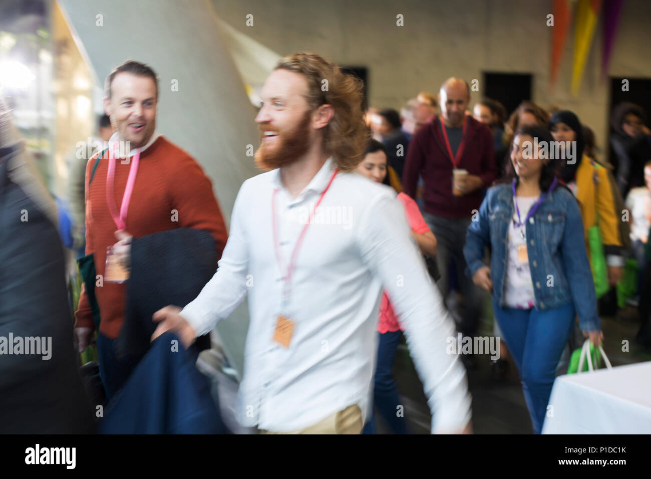 Lächelnde Menschen auf der Konferenz anreisen Stockfoto