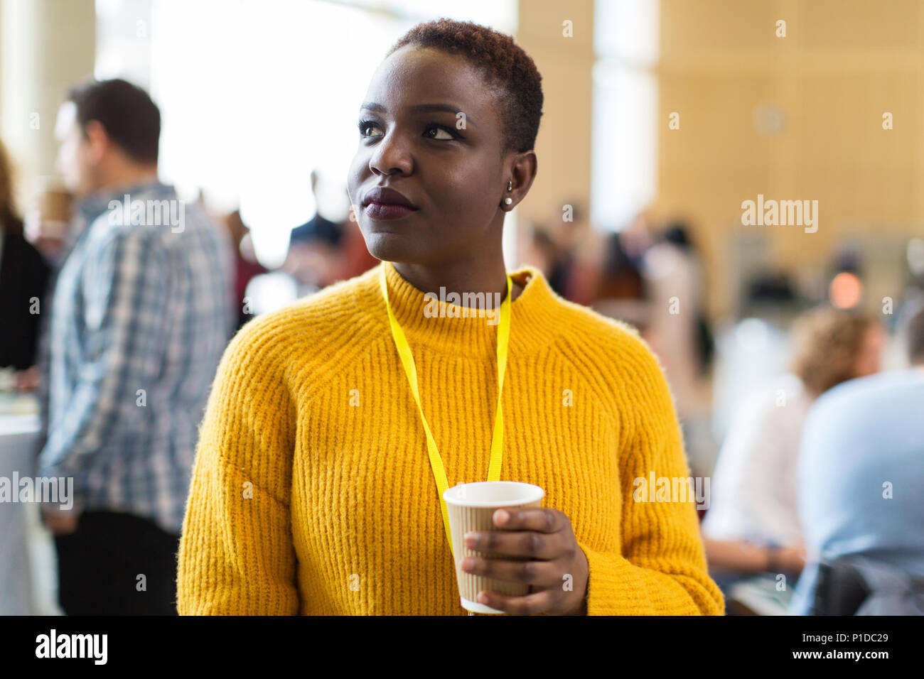 Nachdenklich Geschäftsfrau Kaffee trinken bei der Konferenz Stockfoto