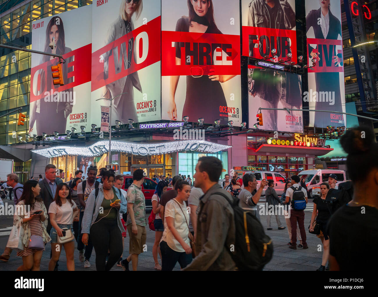 Werbung für die Warner Bros' Film "Ocean's 8' Film im Times Square in New York am Dienstag, 29. Mai 2018 zu sehen ist. Der Film ist ein Spin-off von Franchise des Ozeans und wird festgelegt, den Theatern am 8. Juni zu schlagen. (© Richard B. Levine) Stockfoto