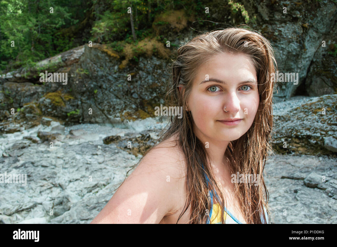 Ein Mädchen im Teenageralter heraus hängen an der Opal Creek Wilderness drei Pools. Stockfoto