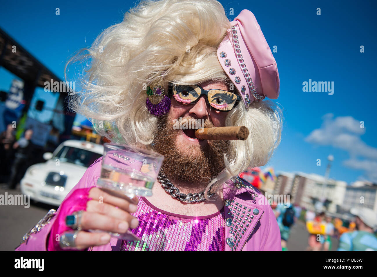 Brighton, East Sussex, 6. August 2016. Tausende von Menschen in den Straßen von Brighton, um zu helfen, die größten Pride Festival in Großbritannien feiern, mit Stockfoto