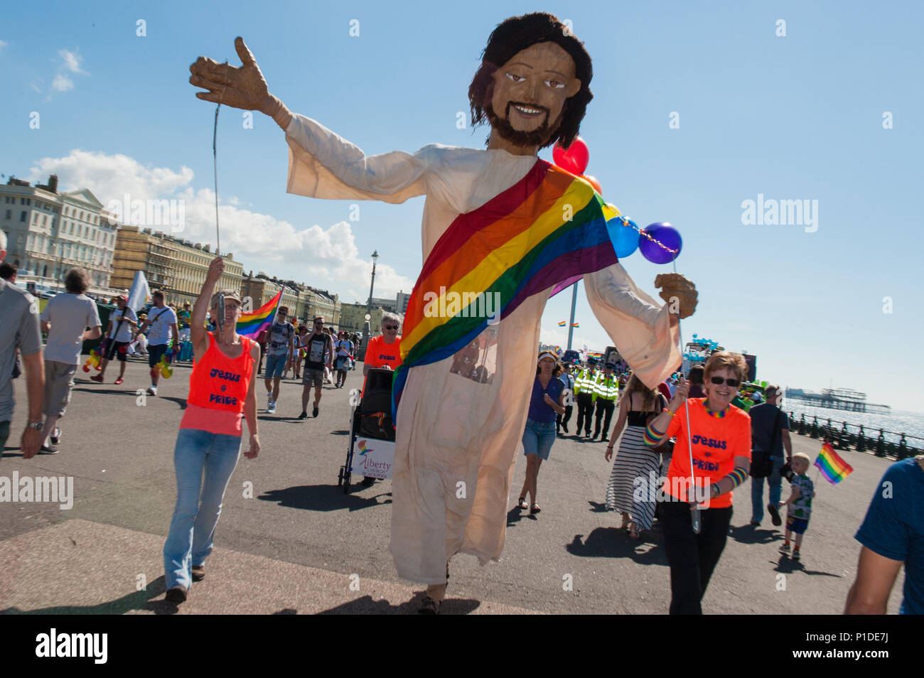Brighton, East Sussex, 6. August 2016. Tausende von Menschen in den Straßen von Brighton, um zu helfen, die größten Pride Festival in Großbritannien feiern, mit Stockfoto