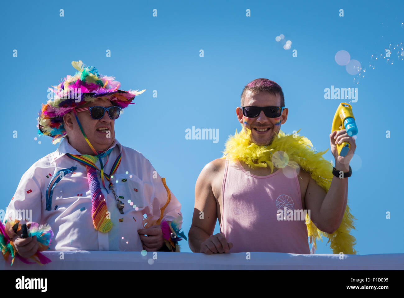 Brighton, East Sussex, 6. August 2016. Tausende von Menschen in den Straßen von Brighton, um zu helfen, die größten Pride Festival in Großbritannien feiern, mit Stockfoto