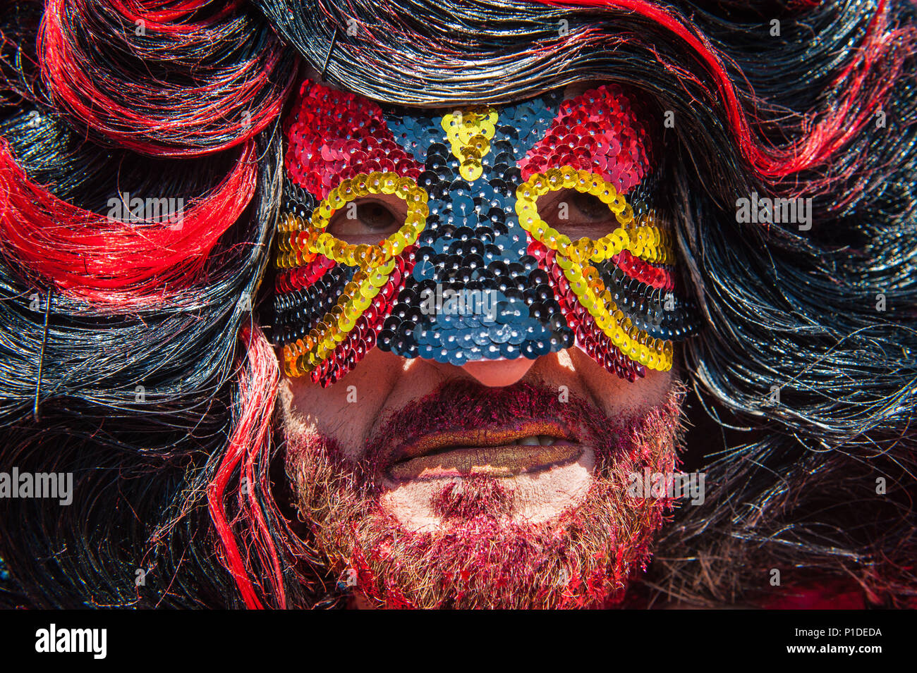 Brighton, East Sussex, 6. August 2016. Tausende von Menschen in den Straßen von Brighton, um zu helfen, die größten Pride Festival in Großbritannien feiern, mit Stockfoto