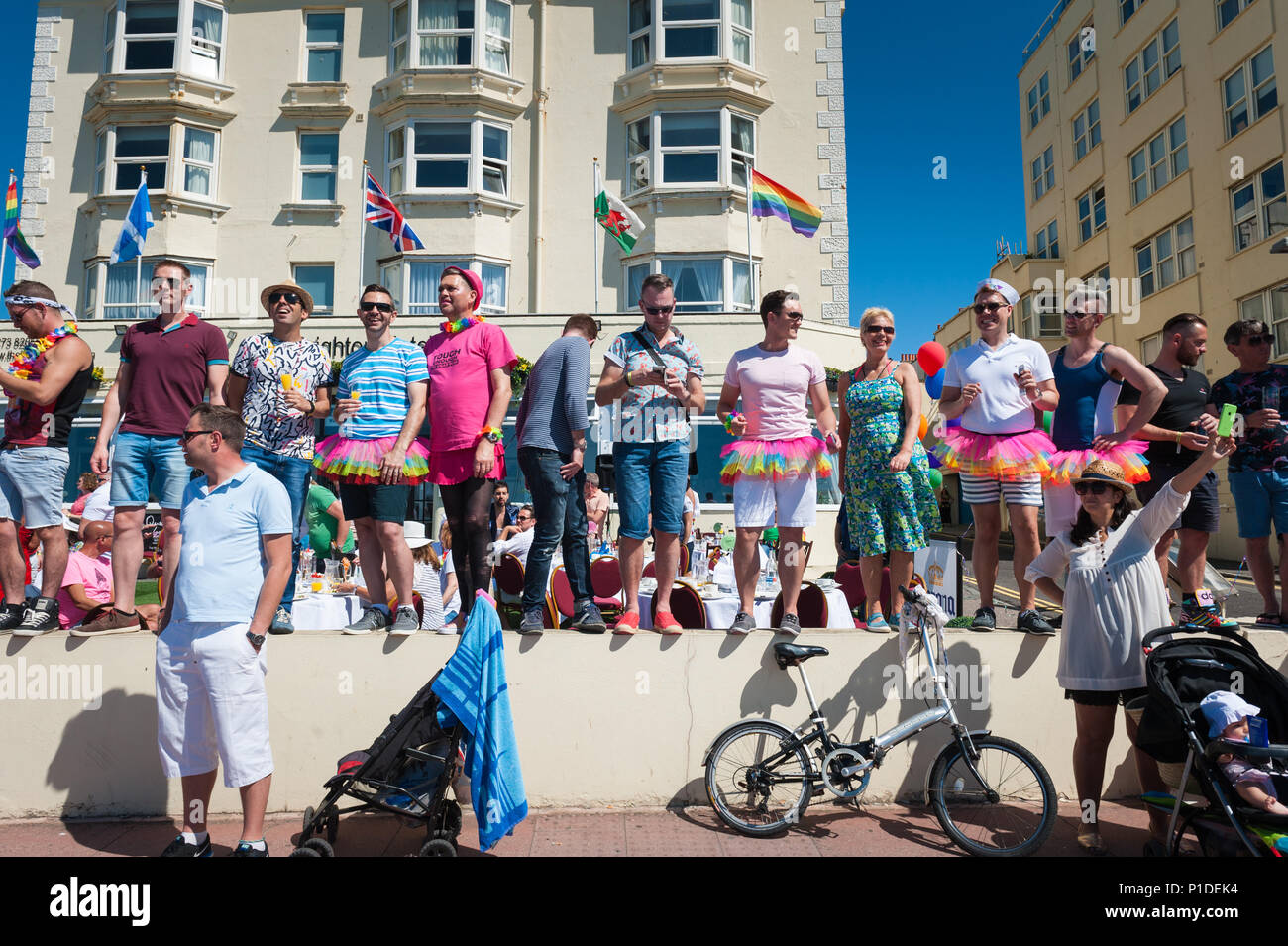 Brighton, East Sussex, 6. August 2016. Tausende von Menschen in den Straßen von Brighton, um zu helfen, die größten Pride Festival in Großbritannien feiern, mit Stockfoto