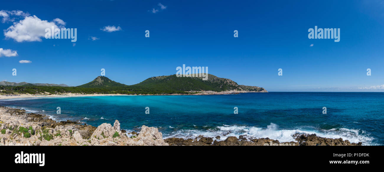 Mallorca, XXL Panoramablick über perfekte Cala Agulla Bucht mit weissem Sand Natur Landschaft Stockfoto