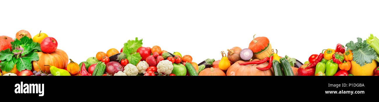 Breite Collage aus frischem Obst und Gemüse für das Layout auf weißem Hintergrund. Freier Platz für Text. Stockfoto