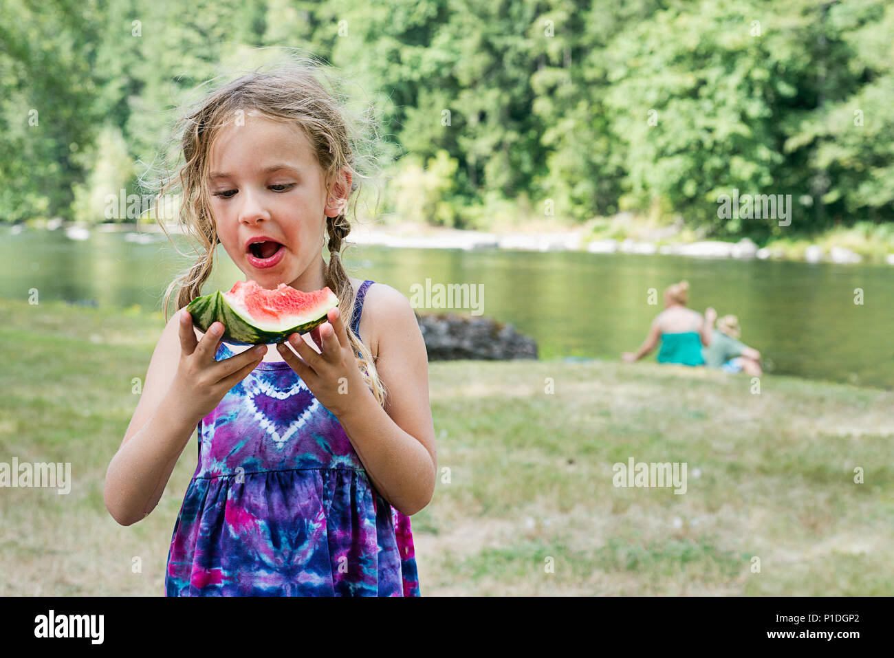 Ein junges Mädchen, 4-6 Jahre alt, Essen, Wassermelone. Stockfoto