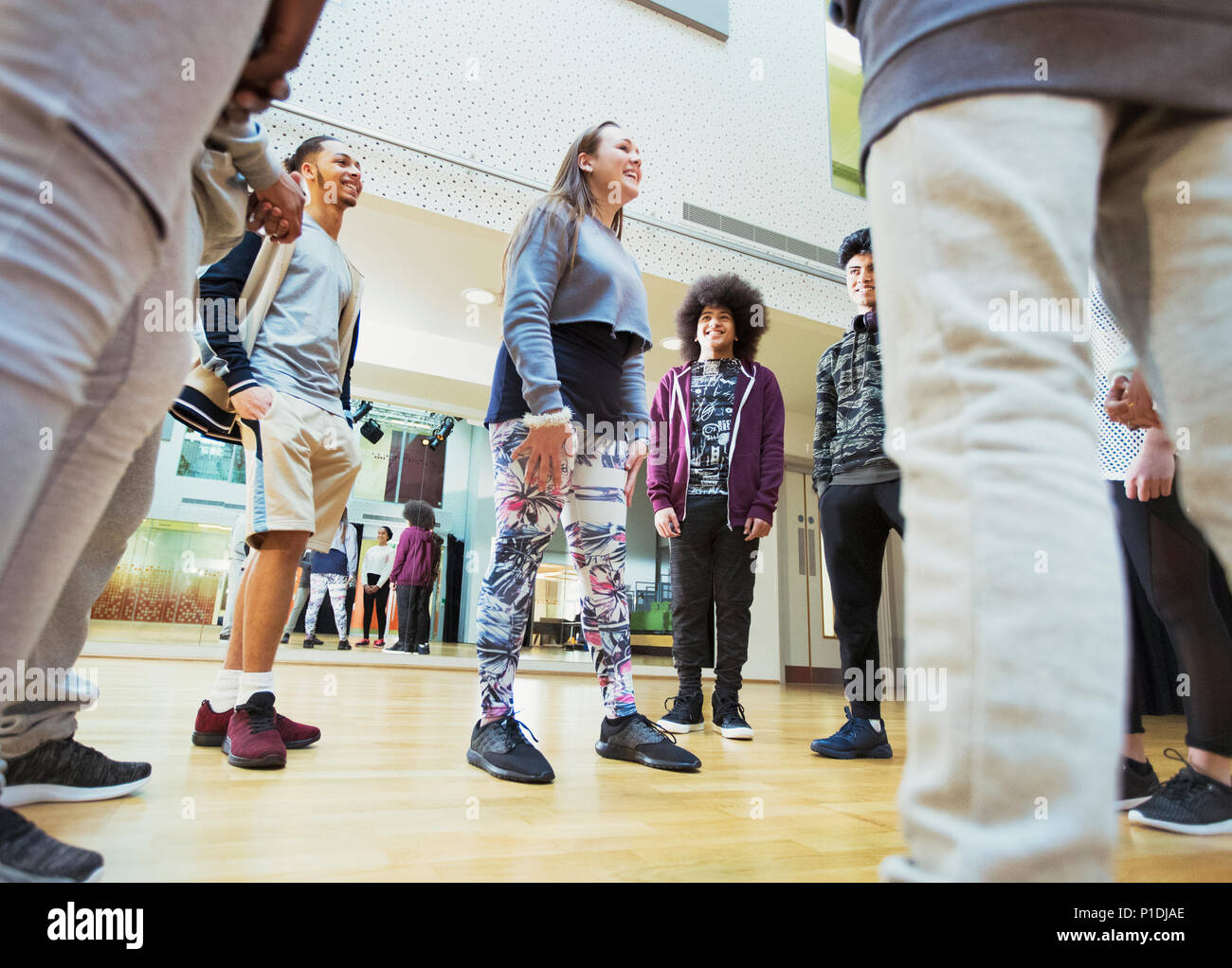 Jugendliche sprechen in Tanz klasse Studio Stockfoto