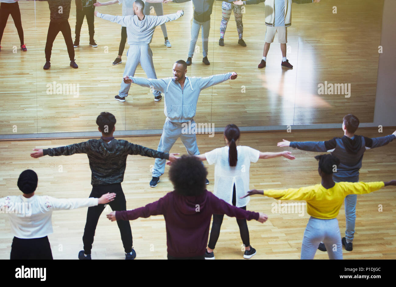 Männliche Kursleiter führenden Tanzkurs im Studio Stockfoto