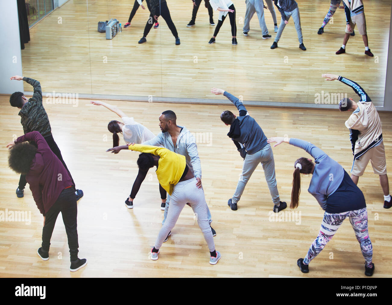 Kursleiter führen die Studenten im Tanz klasse Studio Stockfoto