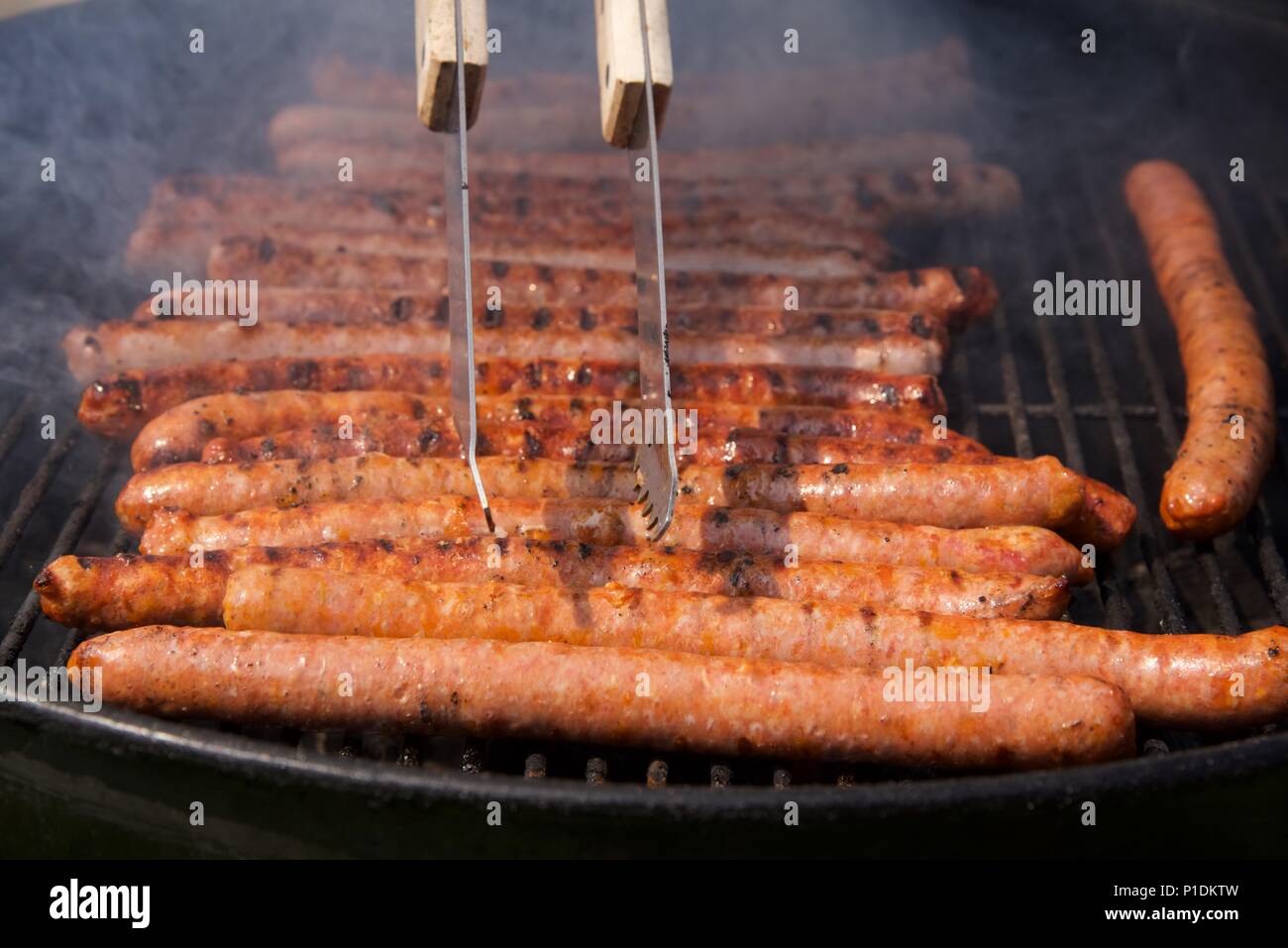 Grill: Eine Auswahl von Würstchen kochen auf einem Holzkohlegrill Stockfoto