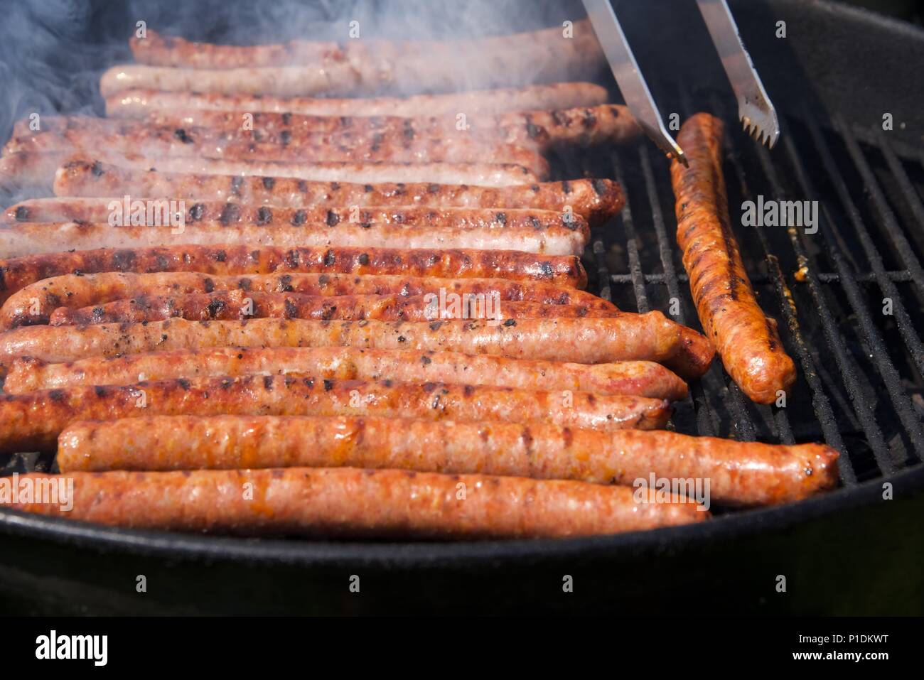 Grill: Eine Auswahl von Würstchen kochen auf einem Holzkohlegrill Stockfoto