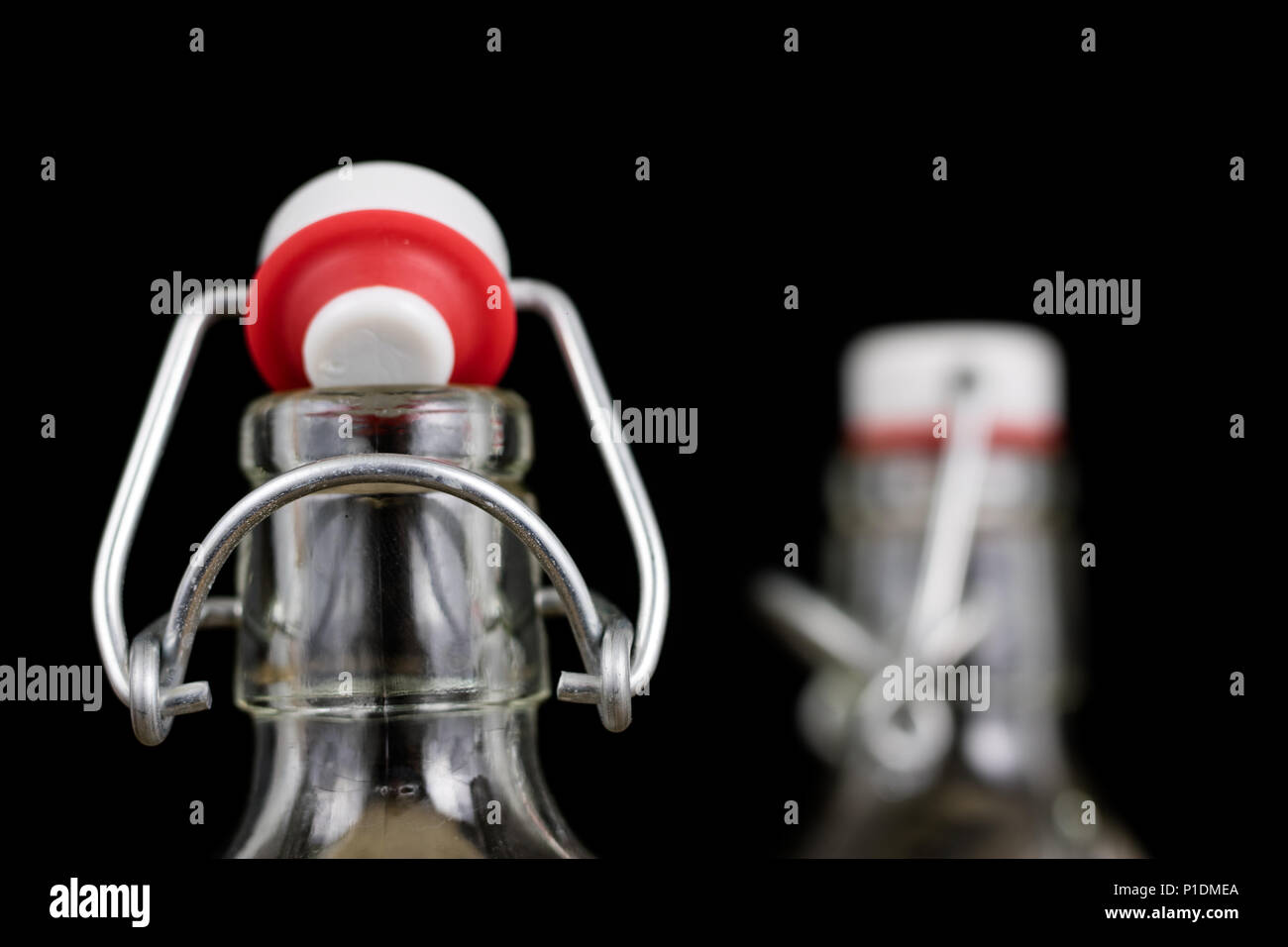 Universal Schließung einer Getränkeflasche. Luftdichte Kappe schließen transparentes Glas container. Der dunkle Hintergrund. Stockfoto