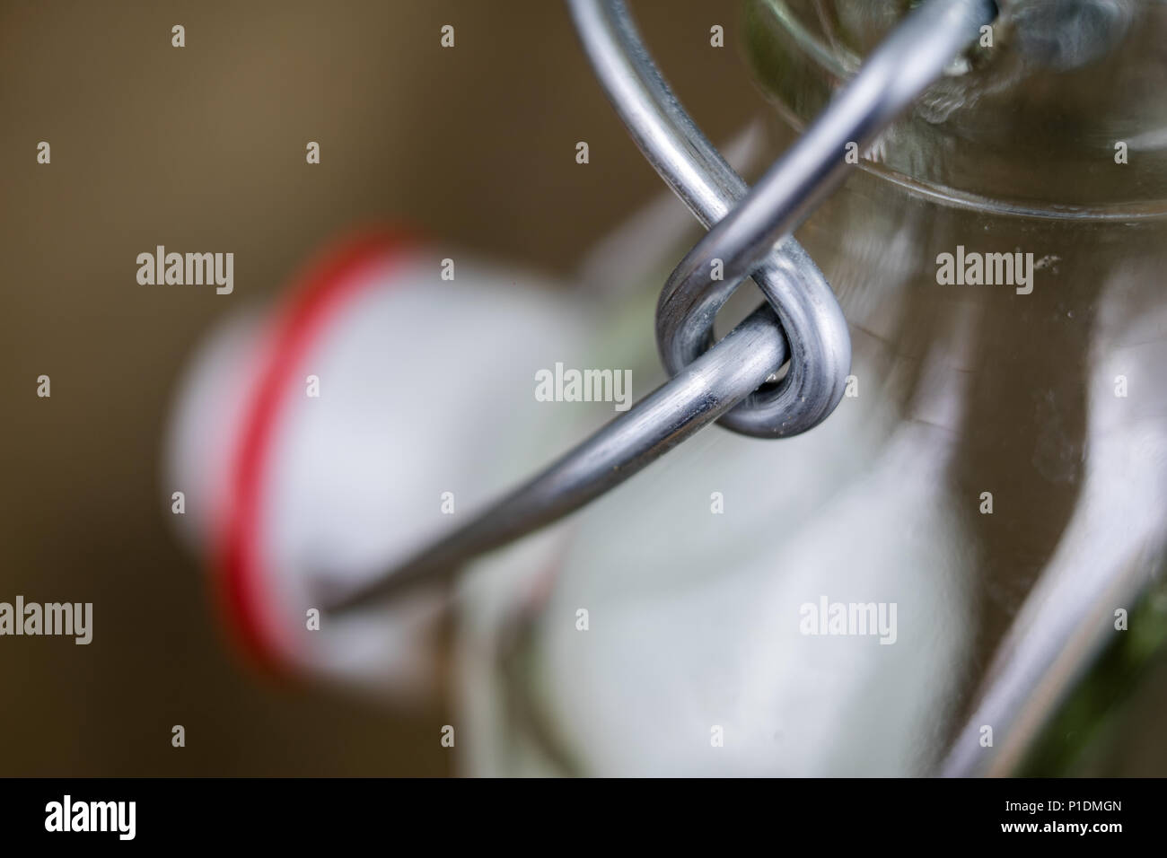 Universal Schließung einer Getränkeflasche. Luftdichte Kappe schließen transparentes Glas container. Der dunkle Hintergrund. Stockfoto