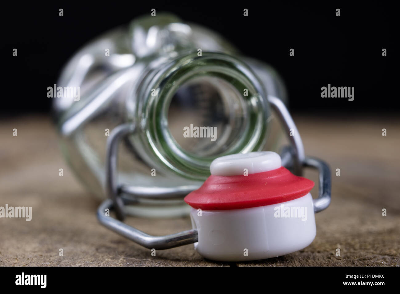 Universal Schließung einer Getränkeflasche. Luftdichte Kappe schließen transparentes Glas container. Der dunkle Hintergrund. Stockfoto