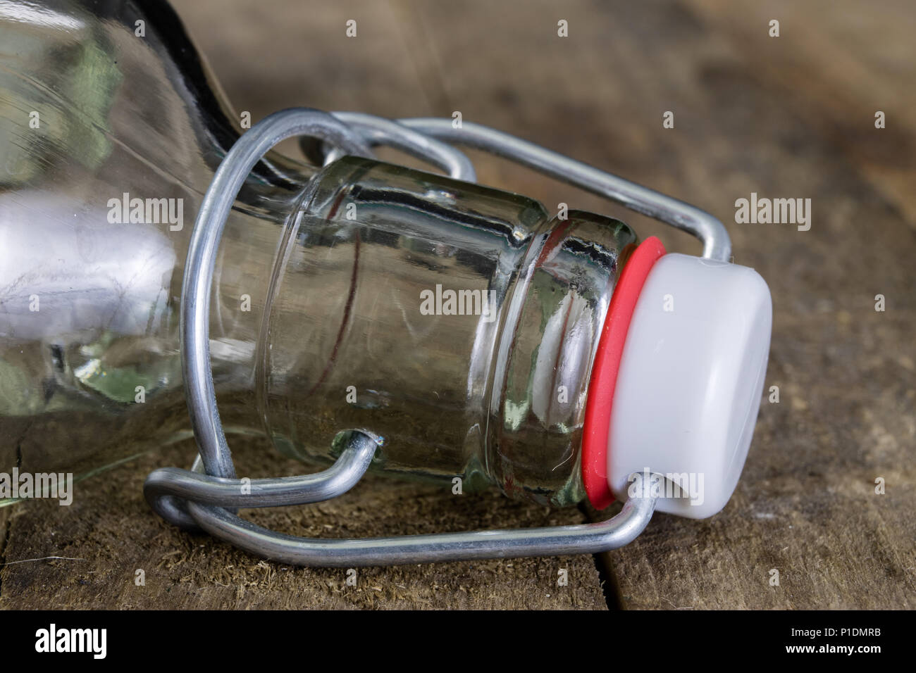 Universal Schließung einer Getränkeflasche. Luftdichte Kappe schließen transparentes Glas container. Der dunkle Hintergrund. Stockfoto