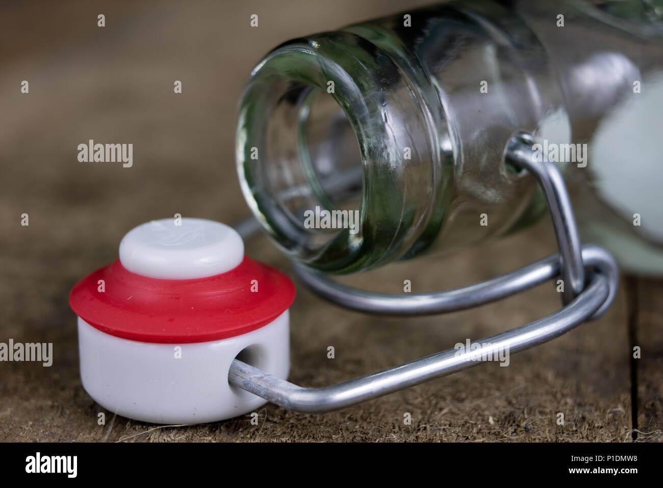 Universal Schließung einer Getränkeflasche. Luftdichte Kappe schließen transparentes Glas container. Der dunkle Hintergrund. Stockfoto