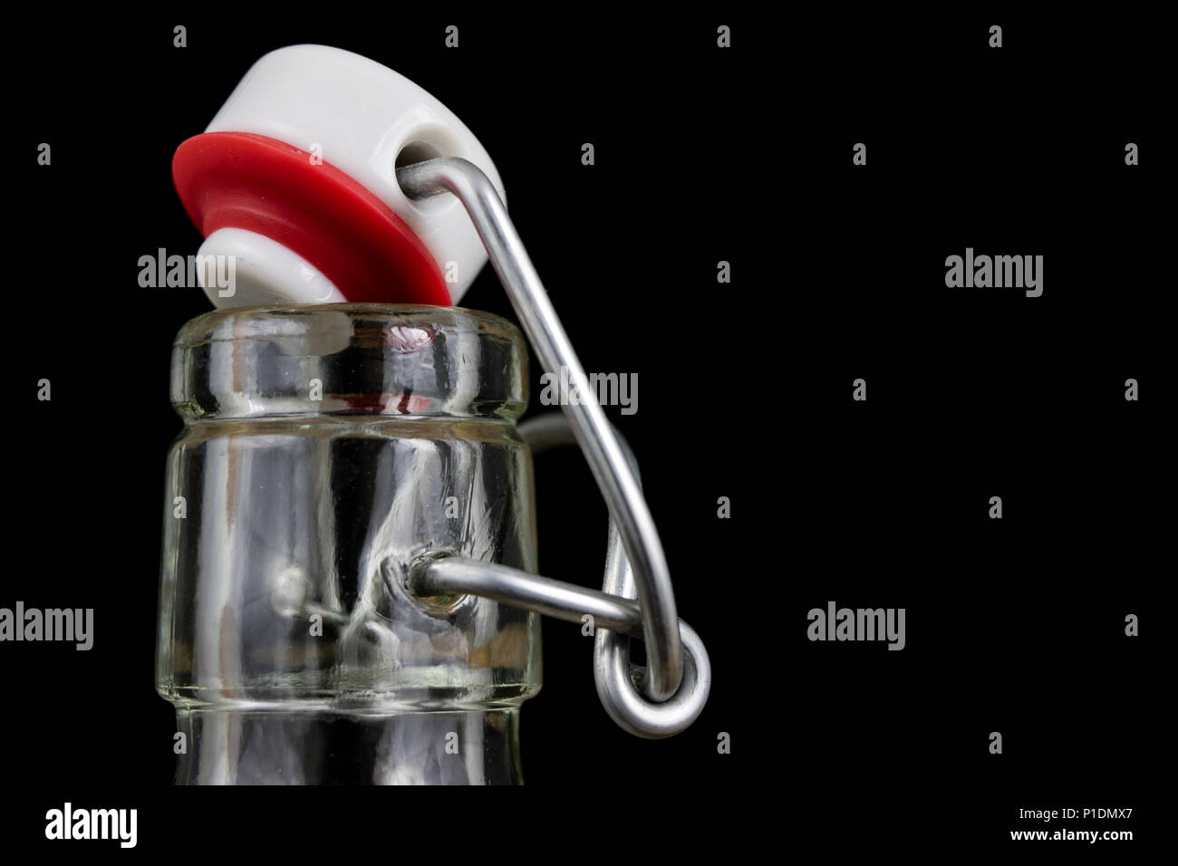 Universal Schließung einer Getränkeflasche. Luftdichte Kappe schließen transparentes Glas container. Der dunkle Hintergrund. Stockfoto